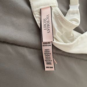 victoria Secret bra new without out tags never worn didn’t fit accepting offers
